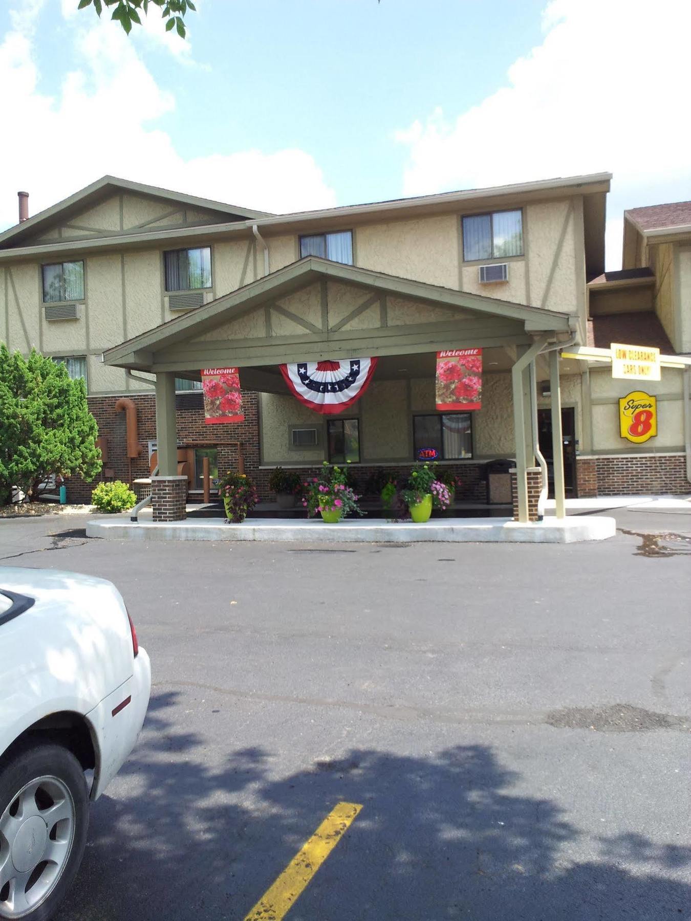 Super 8 By Wyndham Ottawa Starved Rock Hotel Exterior photo